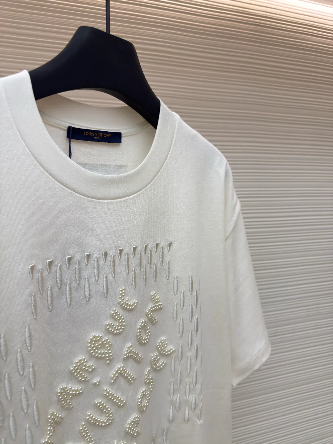 LOUIS VUITTON embroidered beaded letter T-shirt ●Authentic product: 13000 purchased and developed ●Item number: 1680221-A85 ●Fabric: combed cotton fabric ●Technology: embroidery production ●Version: fitted version ●Weight: about 420 grams ●Size: XS-S-M-L ●Description: The fabric is made of 26s double-ply combed cotton + long-staple cotton blended compact siro yarn. The rib is made of 26s+32s yarn 1*1 cylinder machine open width rib. The front panel is embroidered with Tajima embroidery machine imported from Japan. The thick plate rubber pad is polyester mercerized. Thread three-dimensional hemming embroidery, purchase Y version to manually point each bead, open a cardboard mold, and scan powder for precise positioning of a single piece. The beads are made of 4-mile round pearlescent white bubble beads, made by hand crochet technology, and all single beads are tied with hooks and threads to ensure that they are placed at the powder scan position. The overall wiring is straight and delicate, the fabric is comfortable and soft, and the color is consistent without color difference. It can be matched with the same style to create a fashionable look and control various occasions. Customized accessories, complete with three standards, same style for men and women!